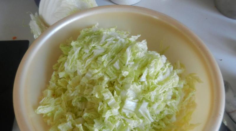 Маринованный овощной салат с капустой, просто пальчики оближешь