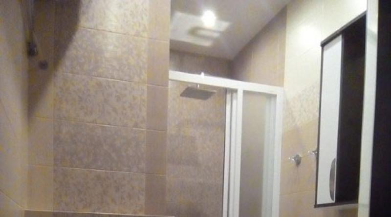 Kylpyhuonesuunnitteluideoita suihkukaapin kanssa Suihkukaapin kanssa varustetun kylpyammeen kunnostaminen