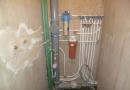 Φινίρισμα τουαλέτας με πλαστικά πάνελ: προπαρασκευαστικές εργασίες και βήμα προς βήμα διαδικασία φινιρίσματος μόνοι σας Επισκευή τουαλέτας κλείστε τους σωλήνες